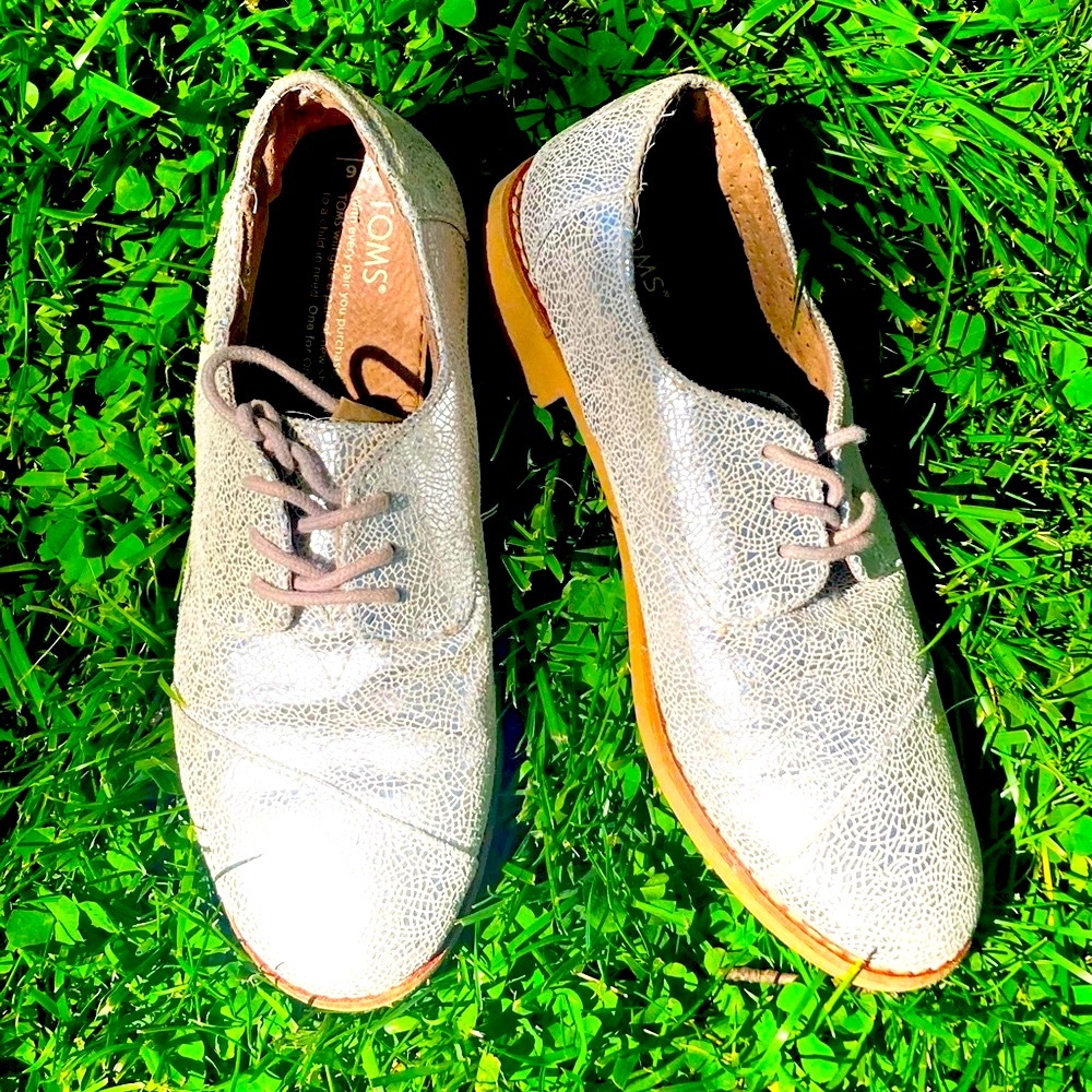 Toms crackle silver brogues